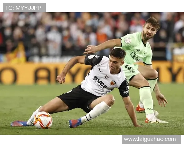 西甲焦点战皇马迎战瓦伦西亚双方争夺三分激战一触即发